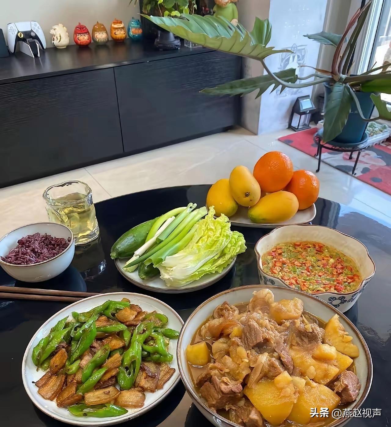 今天是岳母的六十大寿，我和媳妇早早就准备礼品，吃了早饭就准备出发。这时父亲走过来
