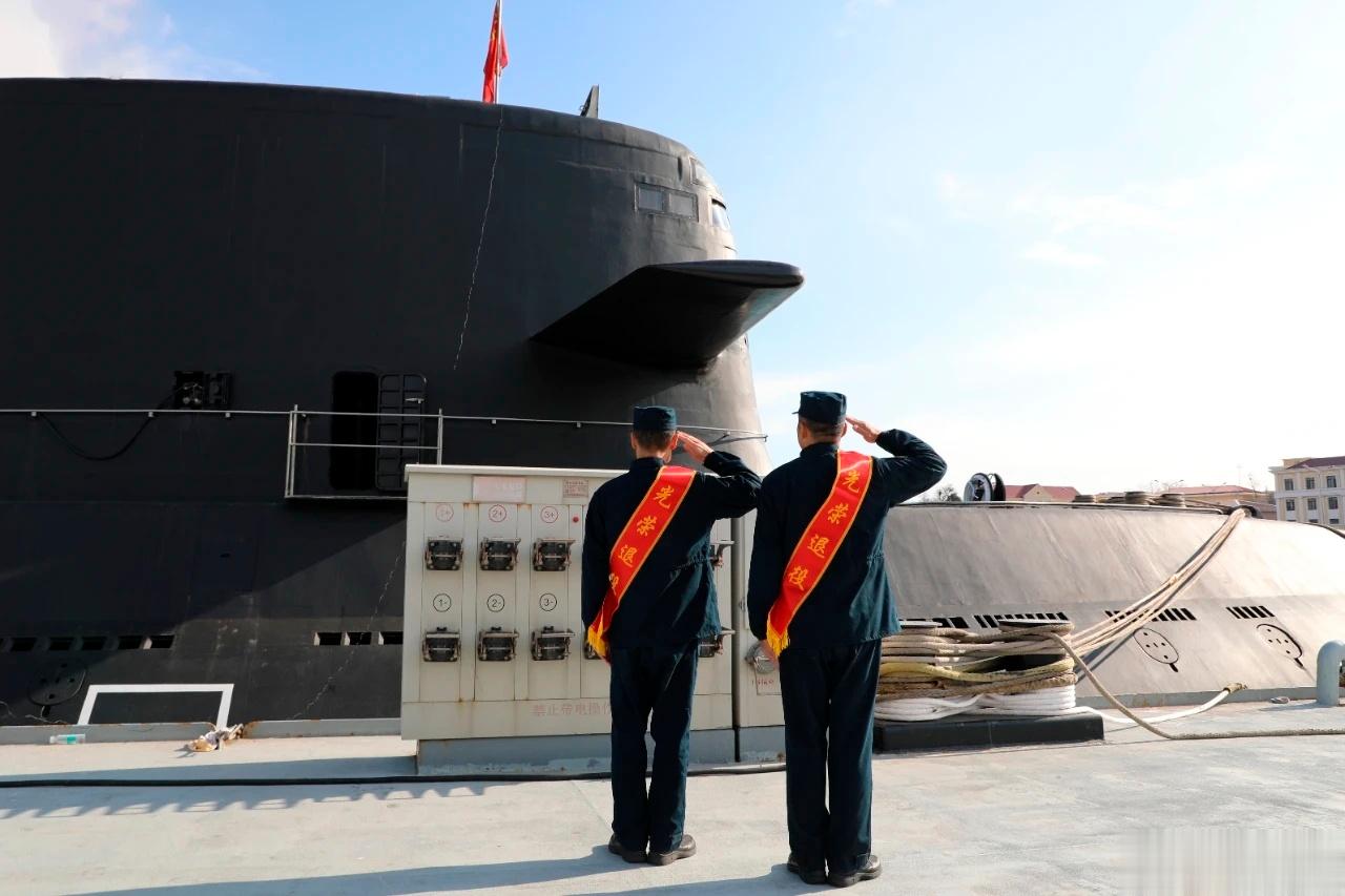 北海舰队某潜艇支队老兵退役…一级军士长潘建伟，跟中科大那位搞量子通信的同名同姓[