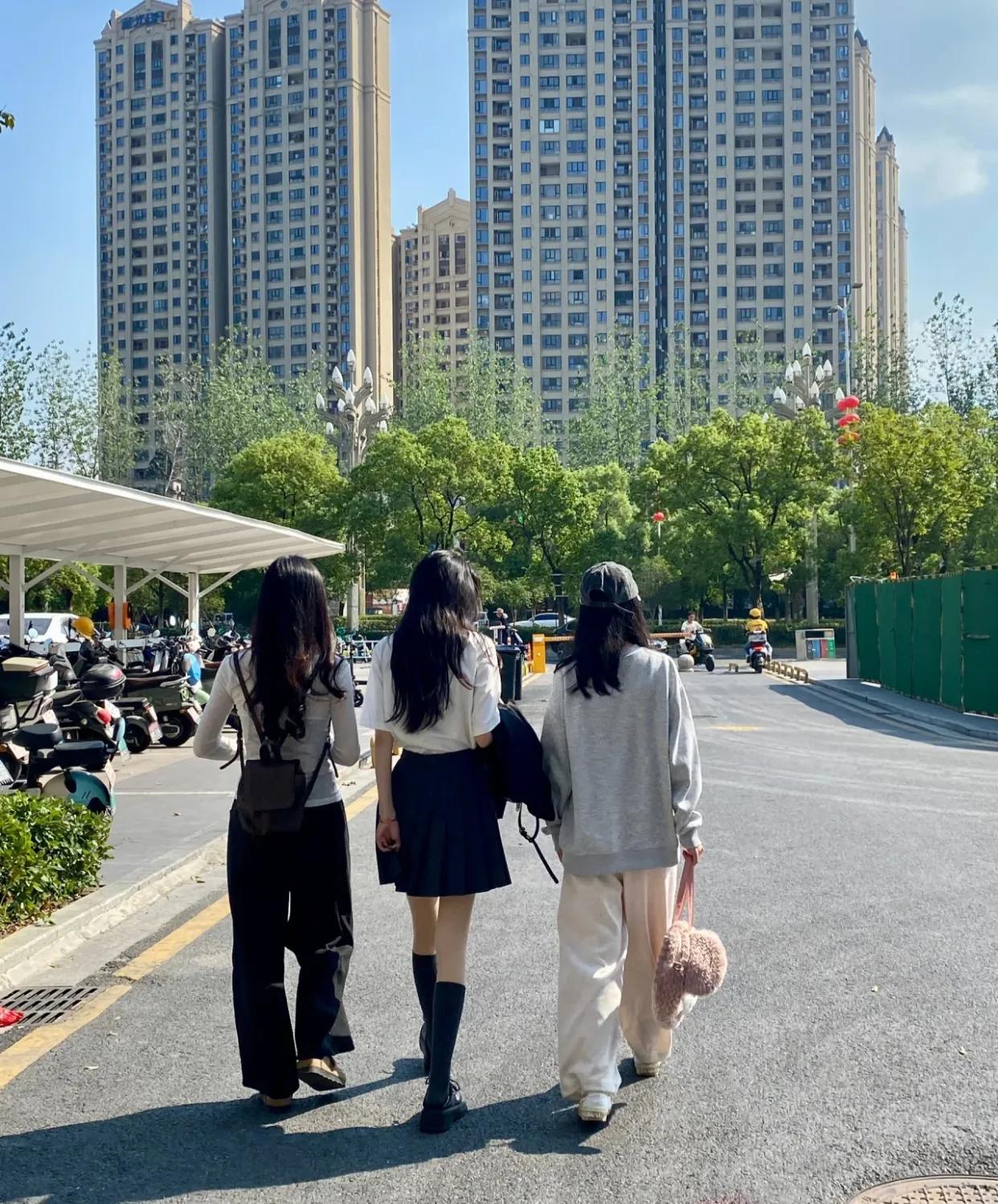 小个子还是别穿阔腿裤了。。
今日与友人同着阔腿裤出游，不料却收获了一抹“复古”的