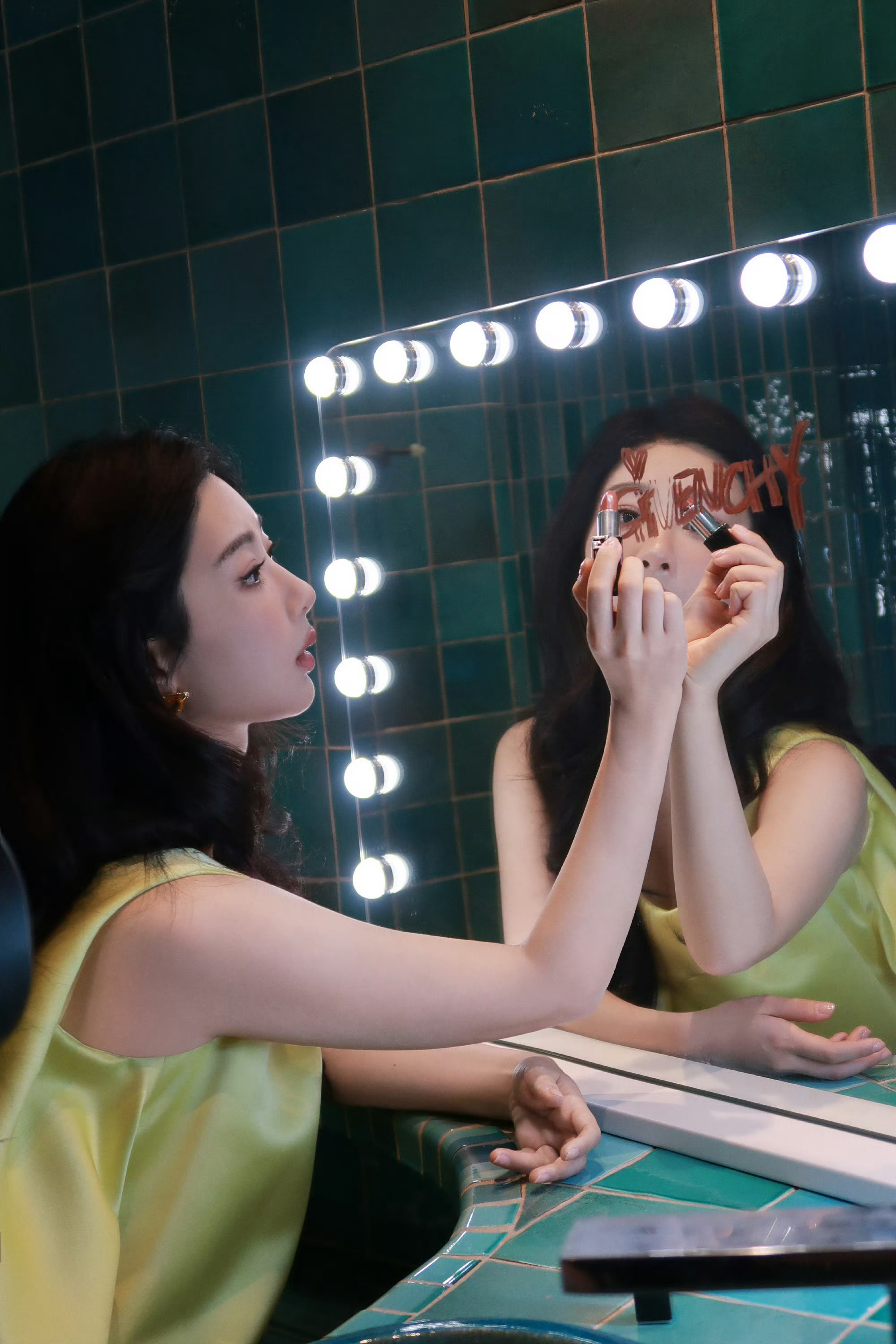 你抬头那一瞬，浮在树顶的阳光，忽地跌进我心里。​​​