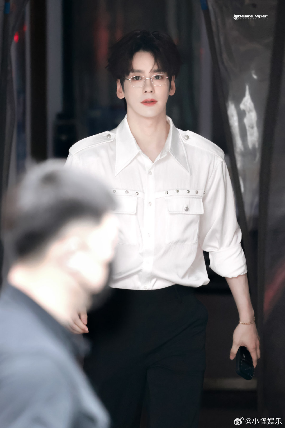 魏哲鸣给人一种很好追的感觉 你是迟来的欢喜待人温和没有棱角，魏哲鸣给人一种很好追