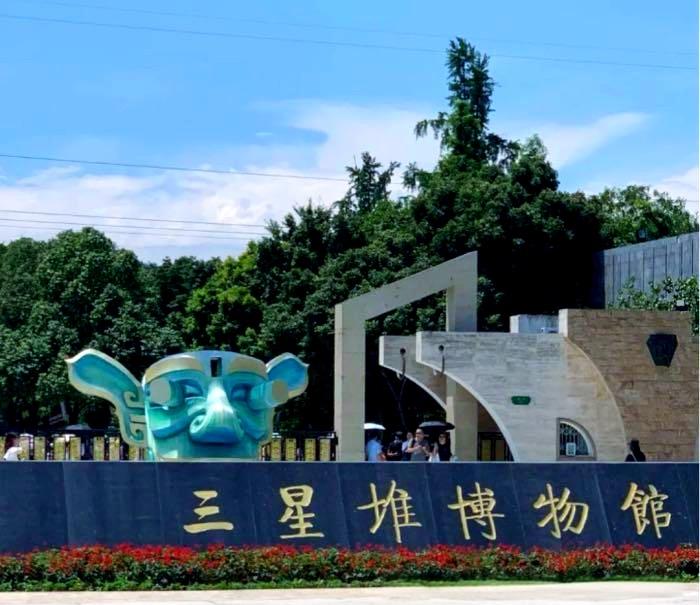 抛开那些天马行空的外星猎奇传说，三星堆的真实脉络早已被考古实证清晰勾勒。它是三千