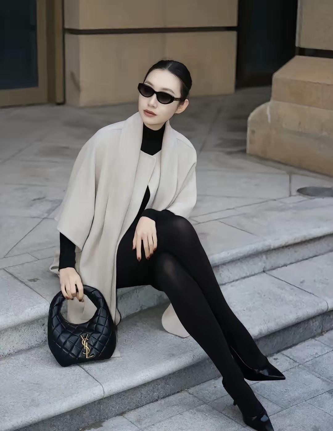 就差没把钱涂在脸上了。