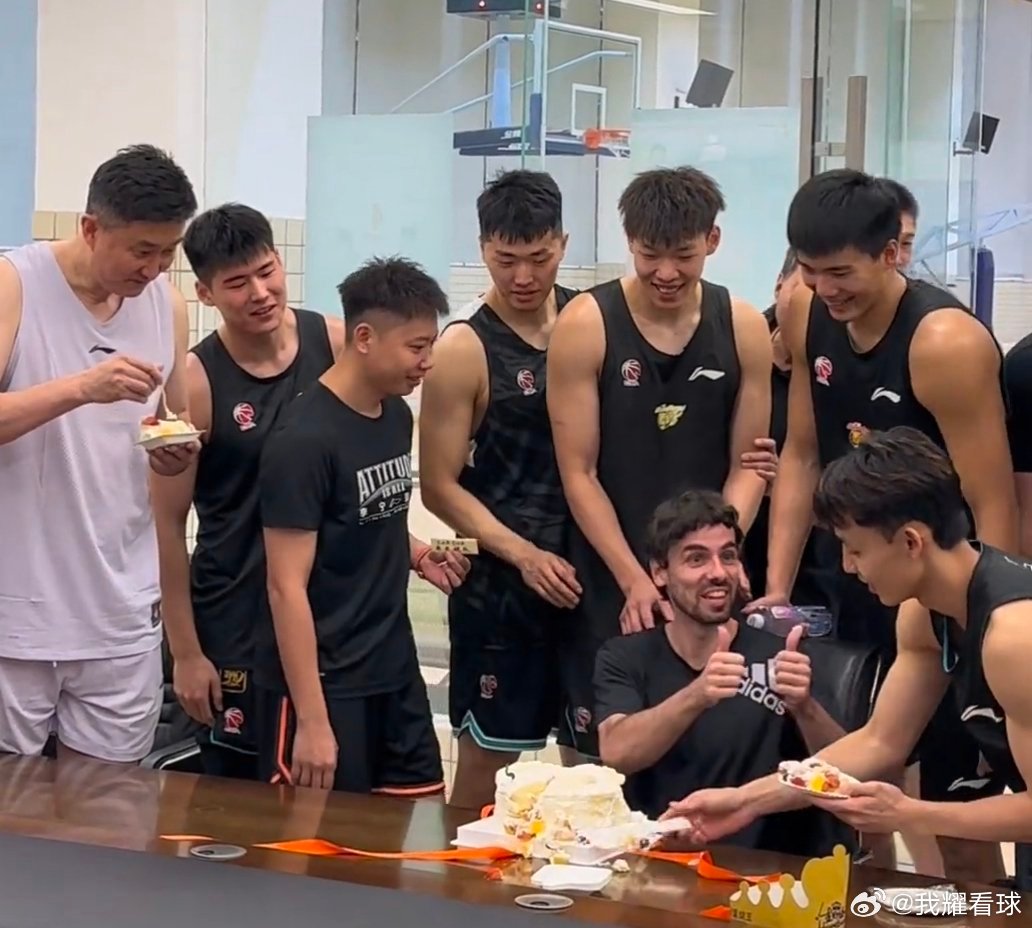 哈哈新来的训练师也难逃被按蛋糕的命运，生日快乐[蛋糕]！杜润旺一如既往地下手够狠