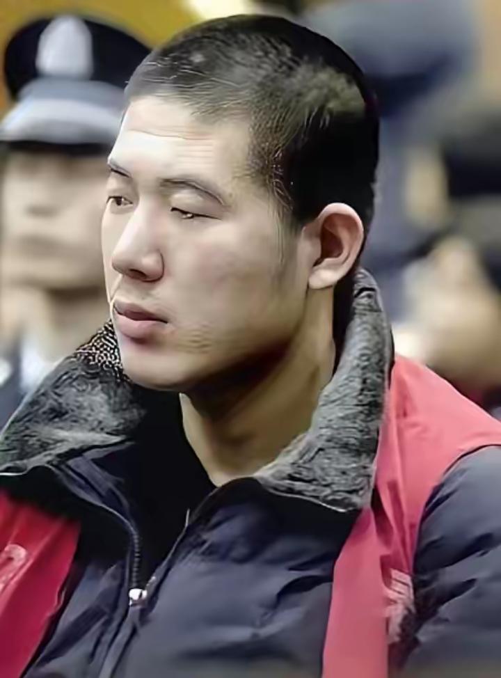 这事儿真让人心里堵得慌。一个退伍兵，就为了要回自己的三轮车，结果捅死了城管。崔英
