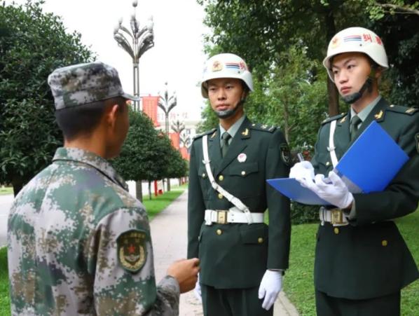 这是全军唯一让纠察绕道的兵种。在部队，纠察就是行走KPI。白头盔往那一站，军衔再