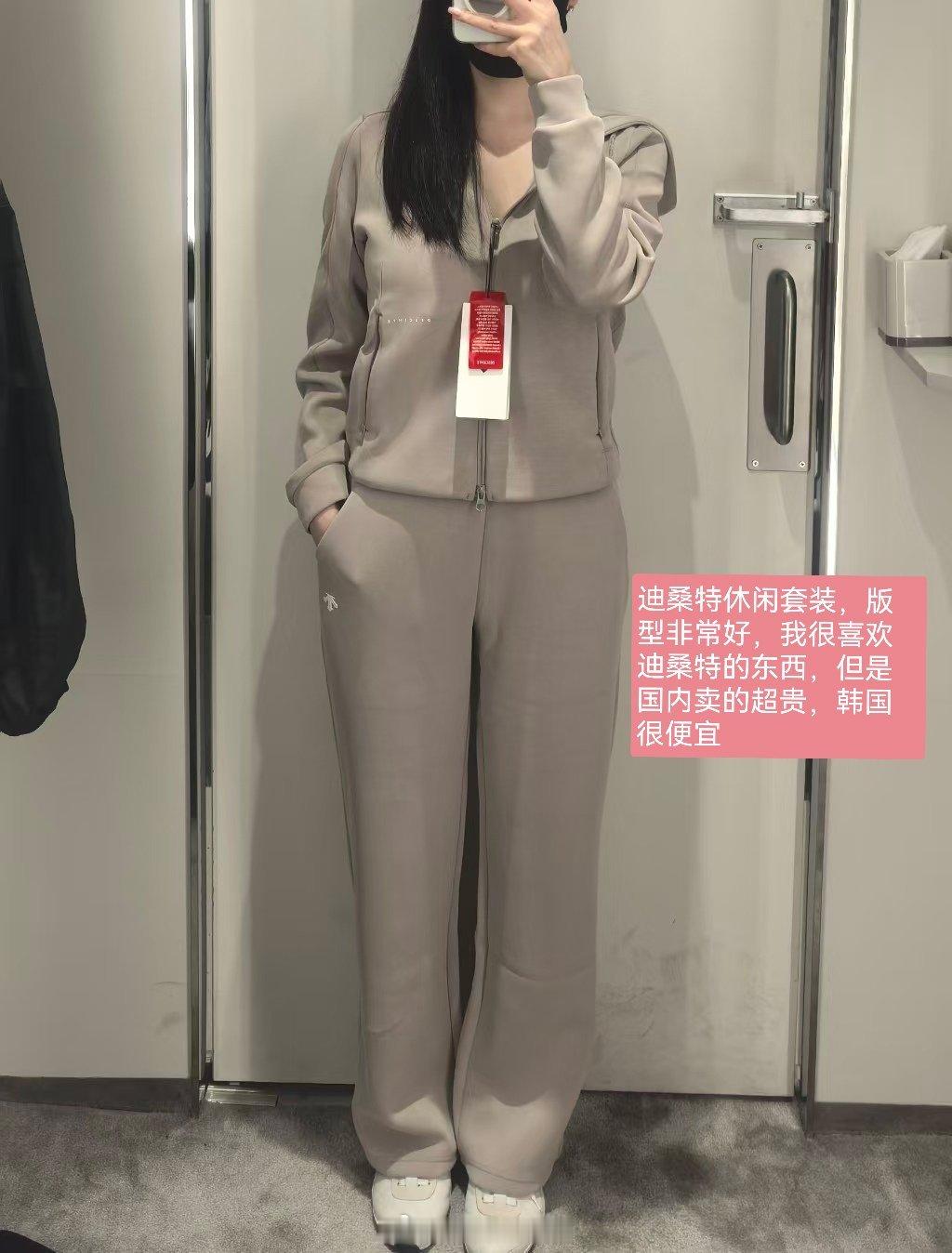 这次在韩国买的漂亮衣服秋季韩国上了很多漂亮的衣服，可惜这次没有带最大号的箱子，只