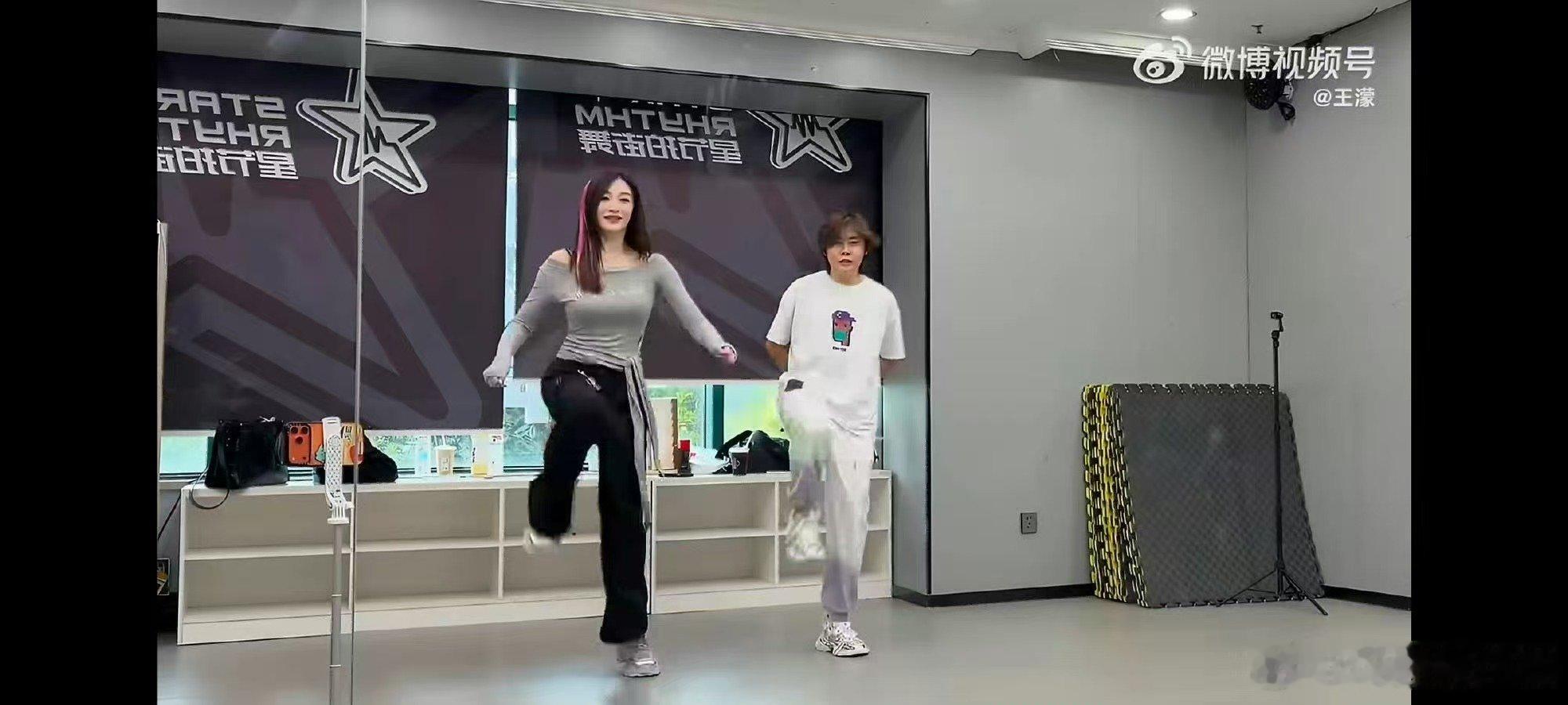 王濛教李小冉普通disco未播先火名场面！王濛专业指导李小冉跳普通disco，健