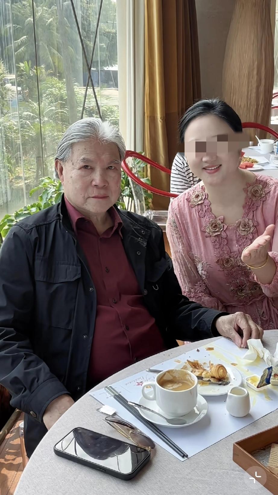 霍震霆在广州与美女聚餐，不戴眼镜好老了，眉毛也白了！

3月22日，霍震霆现身广