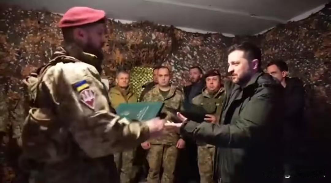 红军村基本完了。泽连斯基在11月17日冒着炮火，到了红军村，在这座居民都快撤光的