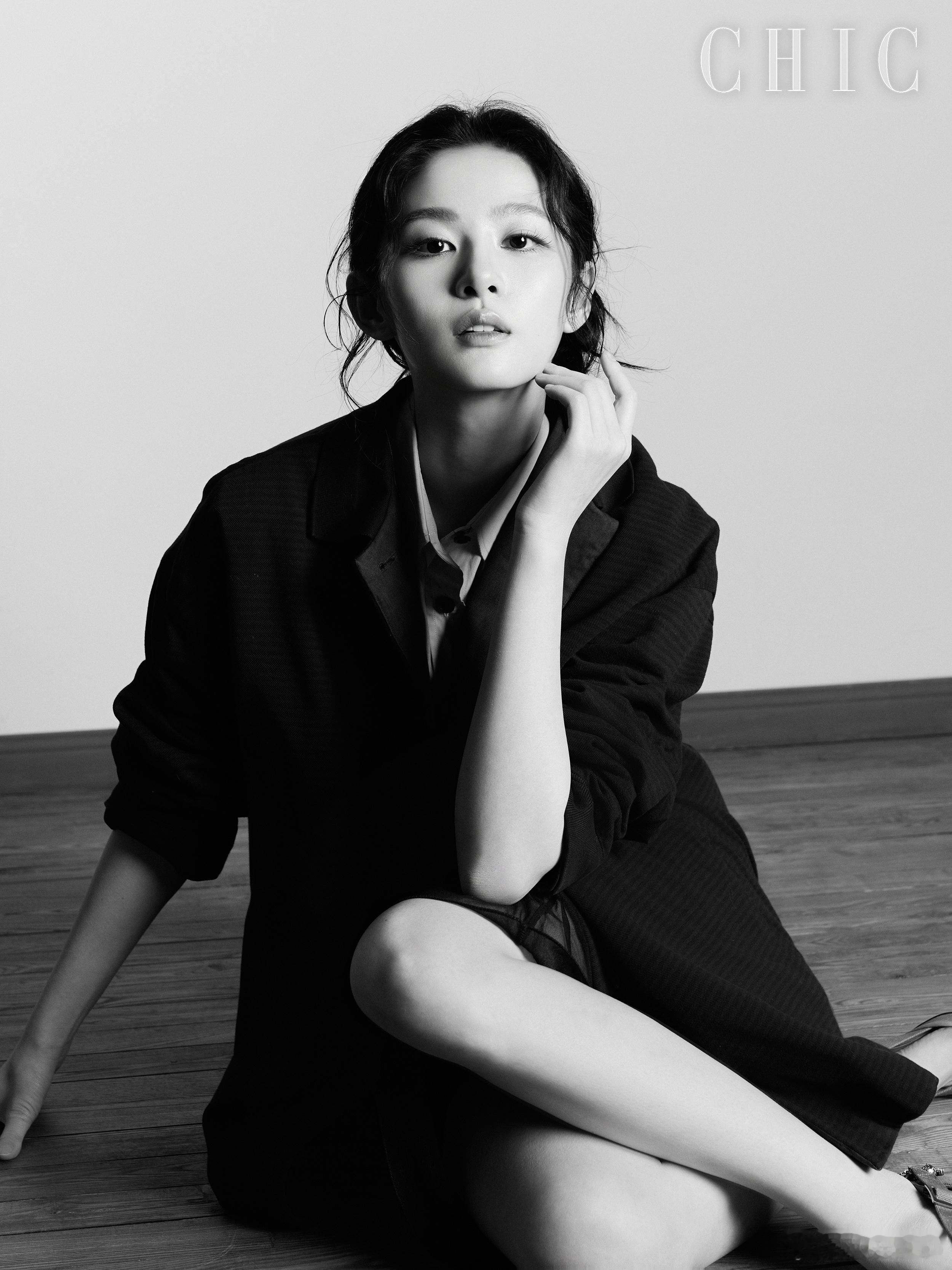 灵动鲜活，随性自在。欢娱影视演员Celebrity》四月刊封面今日释出。 