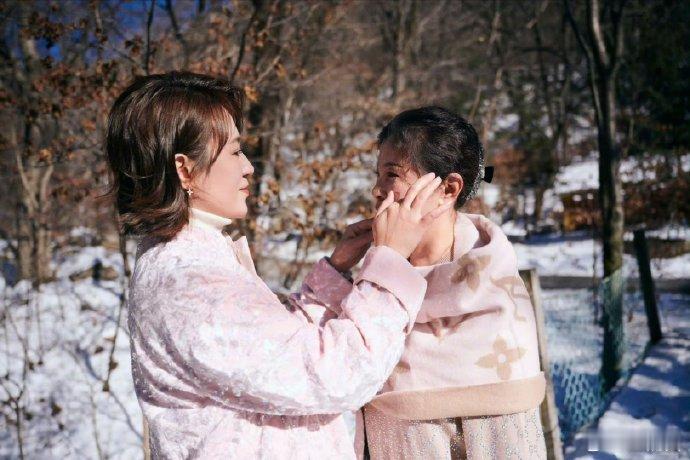 马丽主演《水饺皇后》，演绎臧健和故事。从生活无奈到创业坚毅，表情传递角色情感，质
