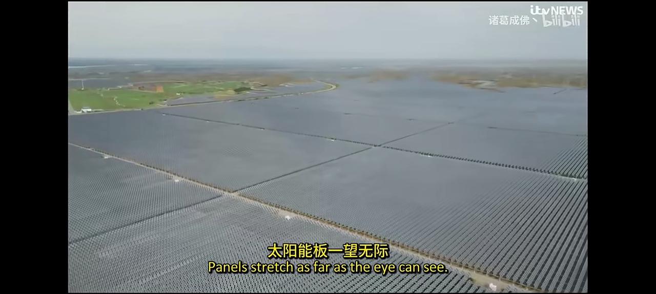 英国记者用了一个自己都不相信的词汇来形容中国西部的太阳能发电矩阵，一望无际。这不