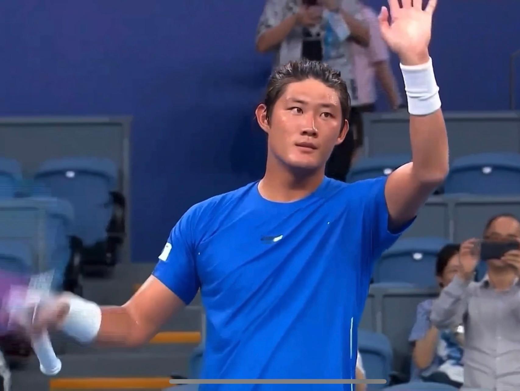 #巡回赛在中国# 杭州站首轮，张之臻以6-2/1-6/6-4击败资格赛选手叶夫谢