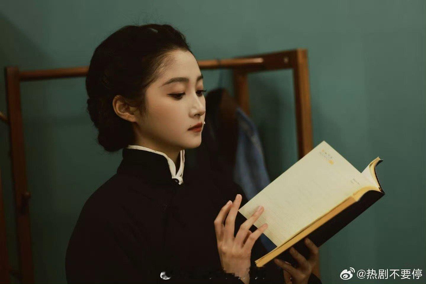 关晓彤往那一站就是国泰民安的感觉 关晓彤的舞台气场太绝！珍珠耳饰配盘发，端庄又有