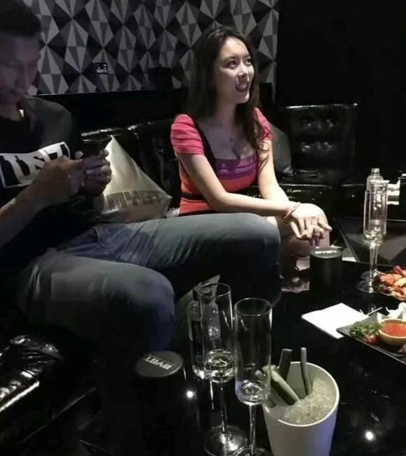 阿联也喜欢去ktv啊，退役后的生活还是蛮悠闲的。看着他坐在沙发上认真的玩着手机，