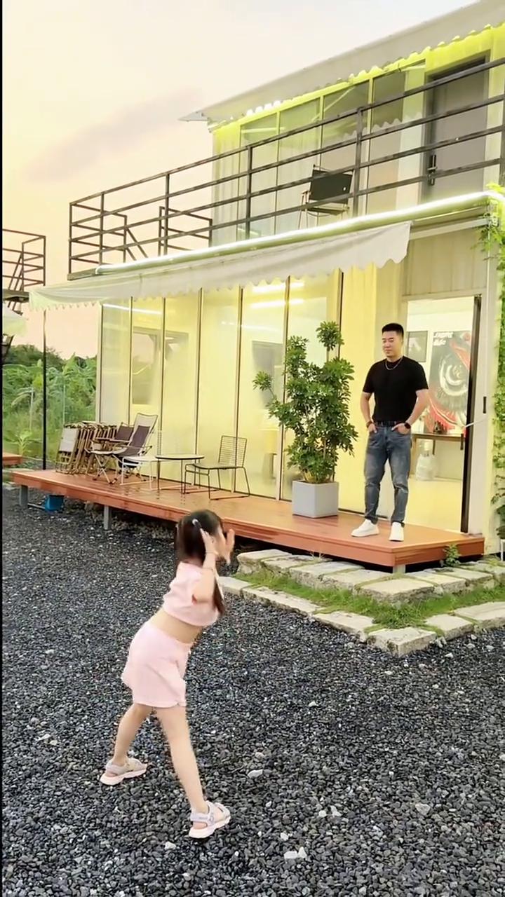 35周岁的未婚大伯，10岁的大侄女，老妈、弟媳。