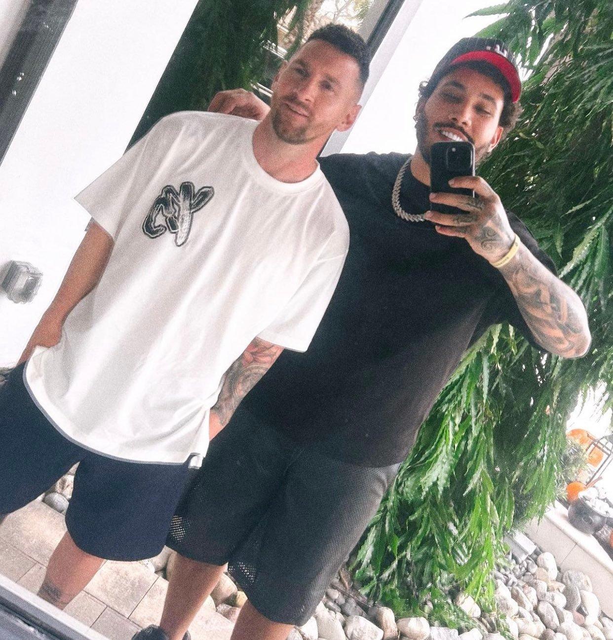 梅西变身“梅老八”的新发型？[what]理发师也太不讲究了！[笑哭]粗看，以为你