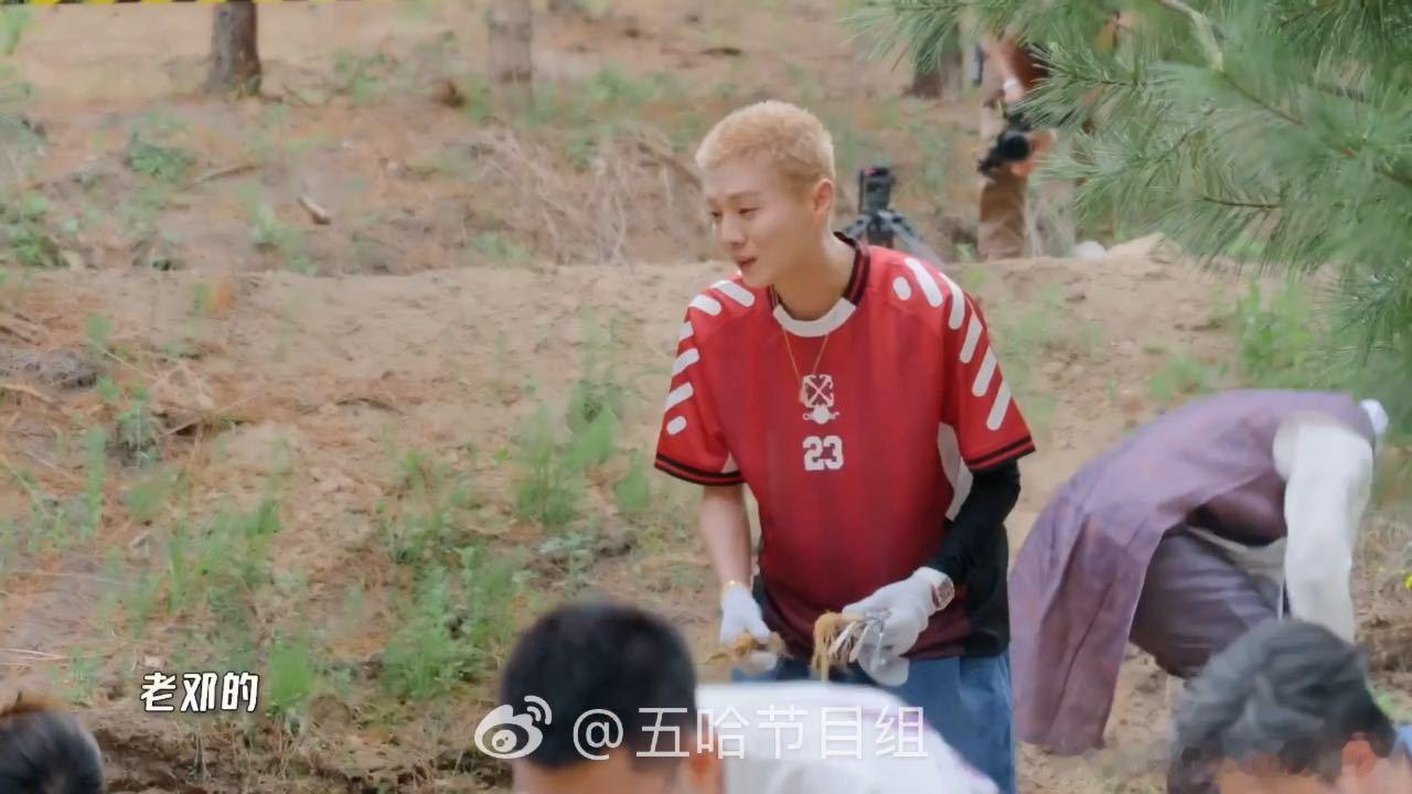 鹿晗抢邓超人参邓超说鹿晗学坏了哈哈哈哈哈 邓超陈赫鹿晗互相盯上对方手上的人参，鹿