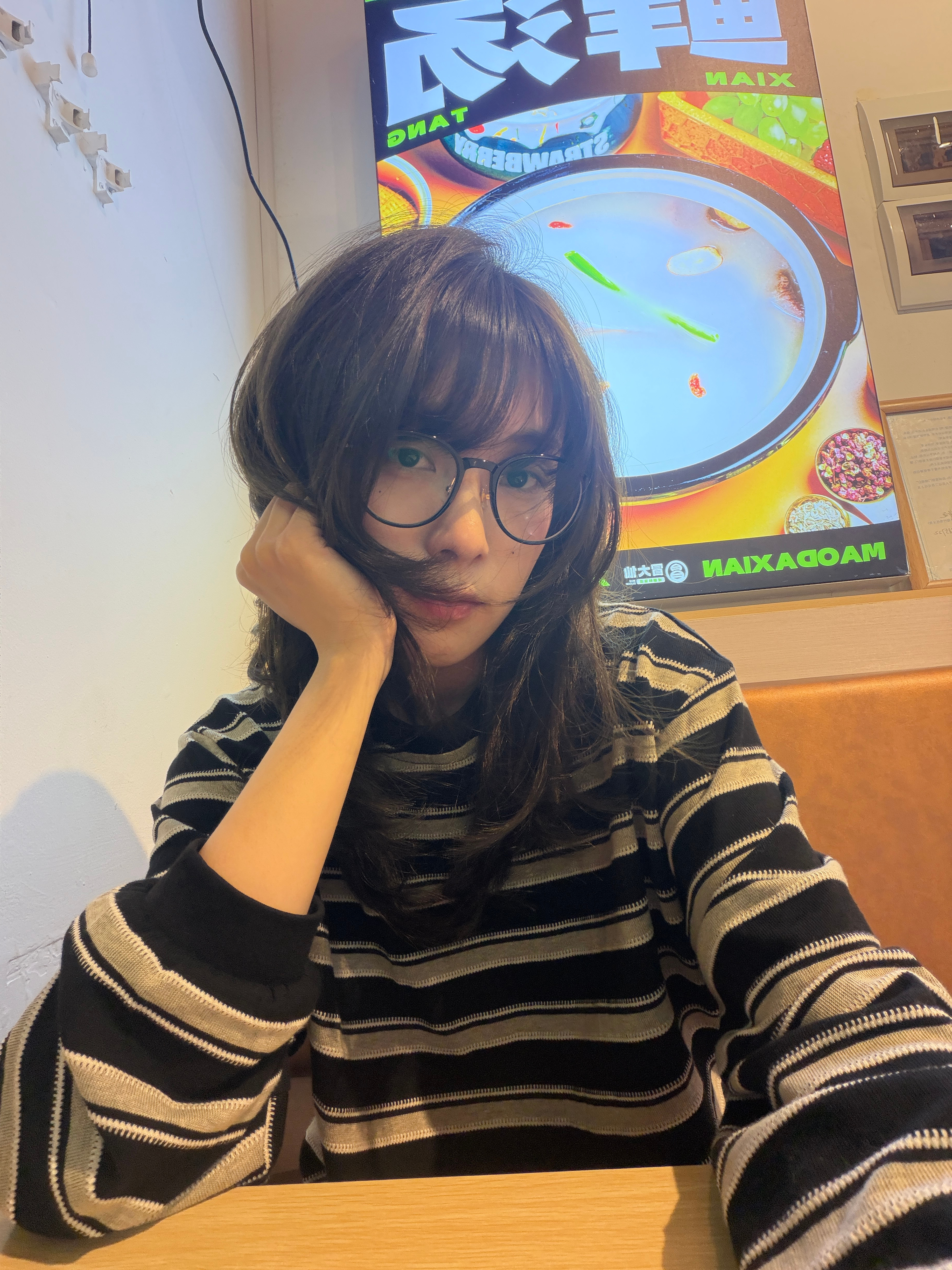 心情糟糟的 就想换个头发哈哈哈但是朋友说好像没差？还去把眼镜也配了 一直念叨很久