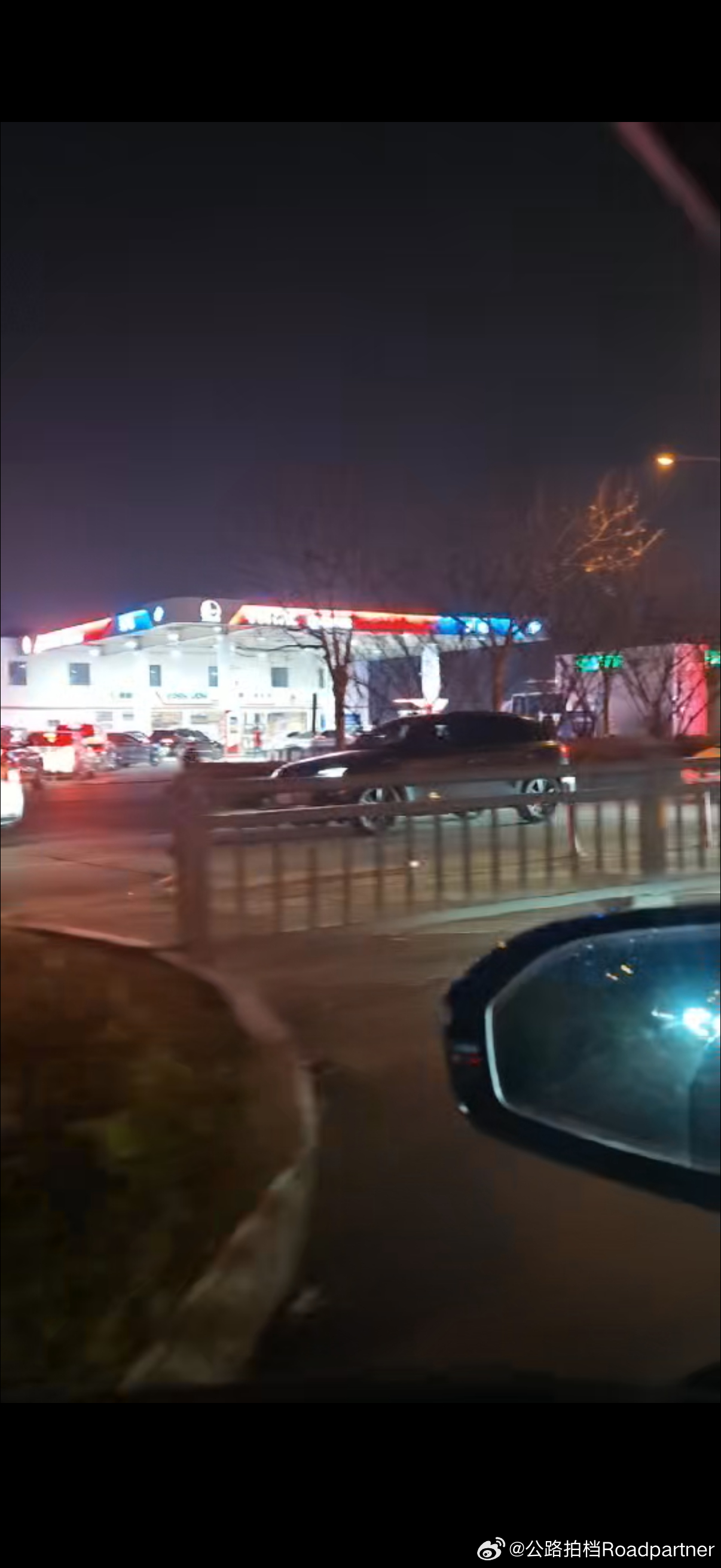 这是今天加油站的盛况！明天将会迎来10元时代根据目前国际上的形势，油价只会一路走