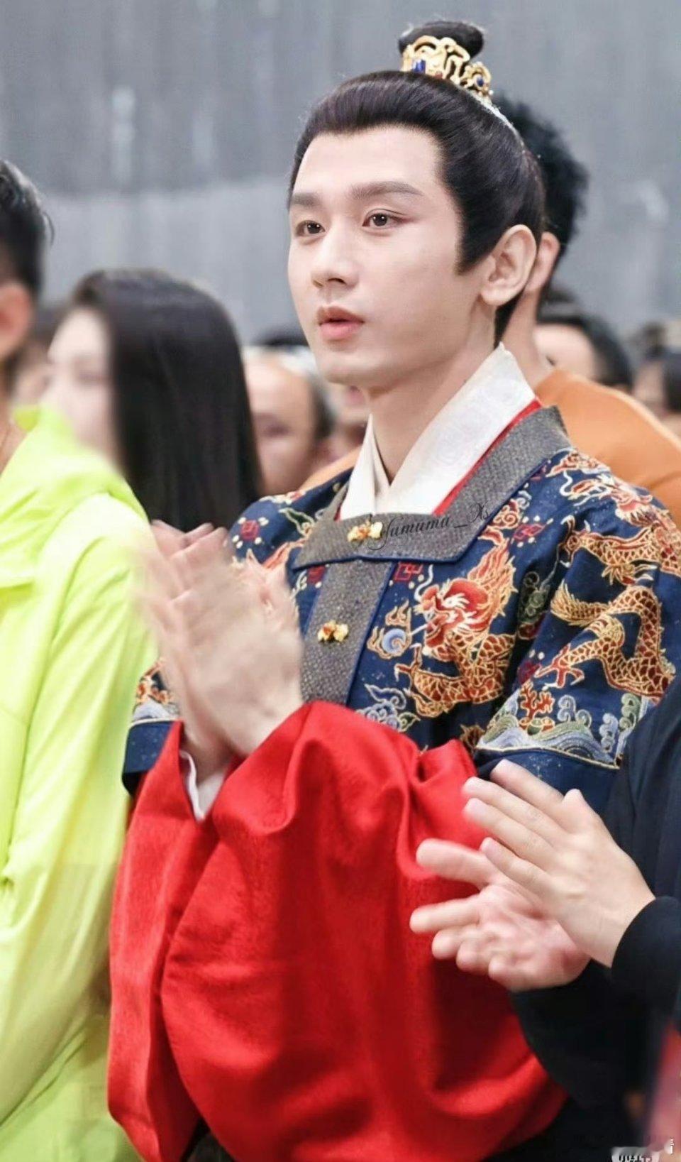 这次新剧终于没有刘海了 ​​​