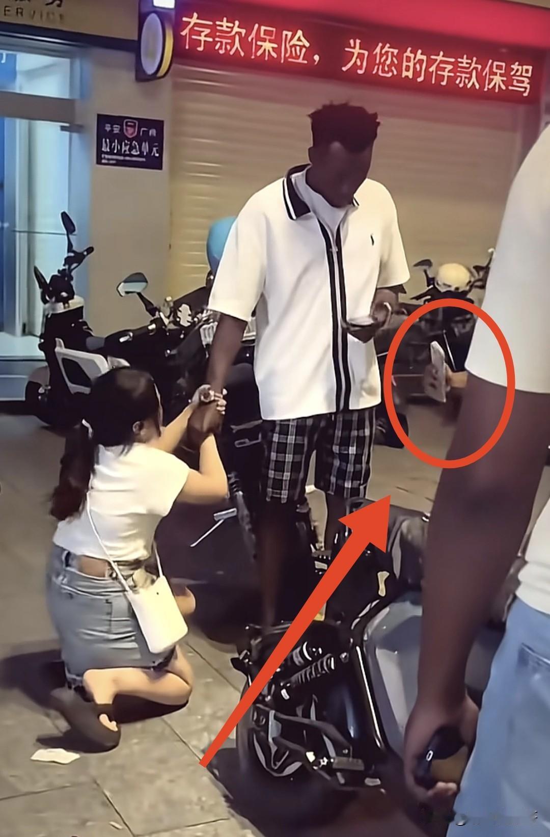 拍段子可以理解，但是跟他们合作拍这种女追男的段子，看着总感觉哪里不对劲。