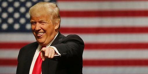 谁能想到昨天的白宫椭圆办公室，正经活动能让特朗普搞成“个人整活现场”，当时现任交