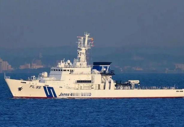 一批日本海上保安厅巡视船，不挑晴天、不走常规就近避风航线，偏趁台风天气绕远驶入台