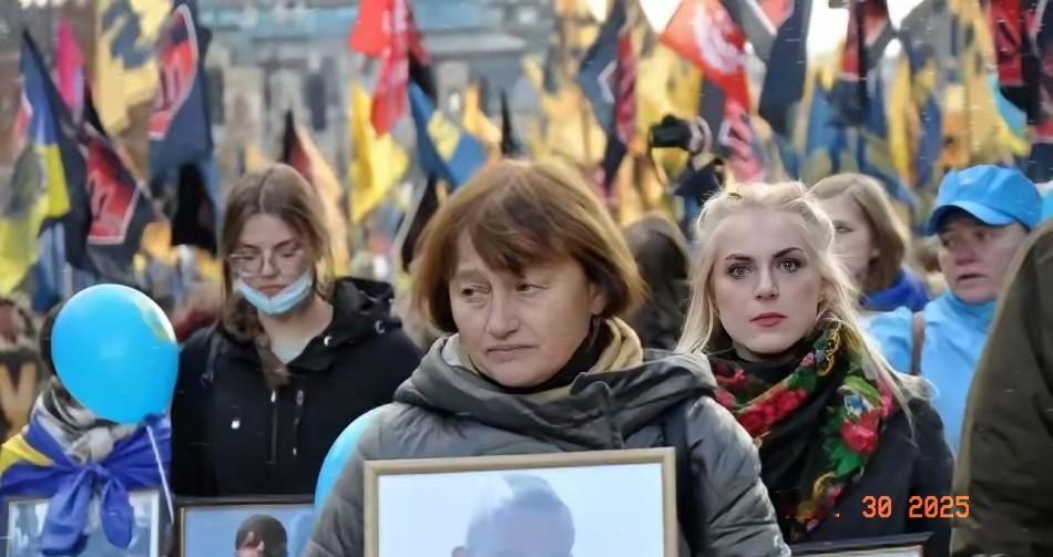 乌克兰人自己选总统又上街，

家乡变战场，

年轻战士成炮灰？

2014年乌克