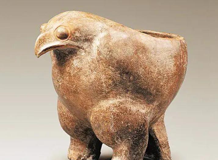 1957年，陕西的农民殷思义，从屋里拿了一个新“鸡食盆”，用来喂鸡，但几分钟后，