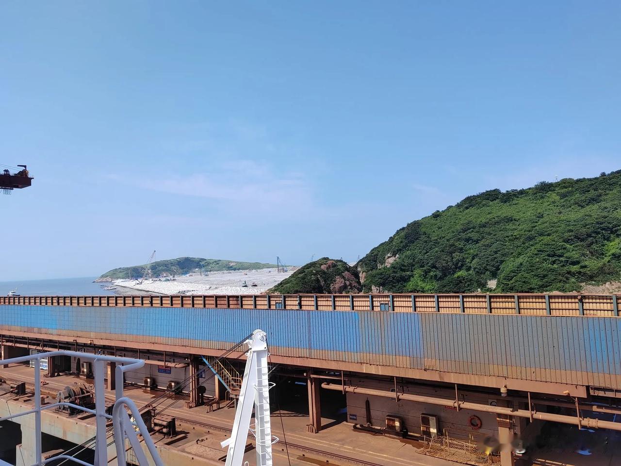不愧是中国速度，实在是太快了！我们船在舟山鼠浪湖码头卸铁矿。今天下午四点开始卸货