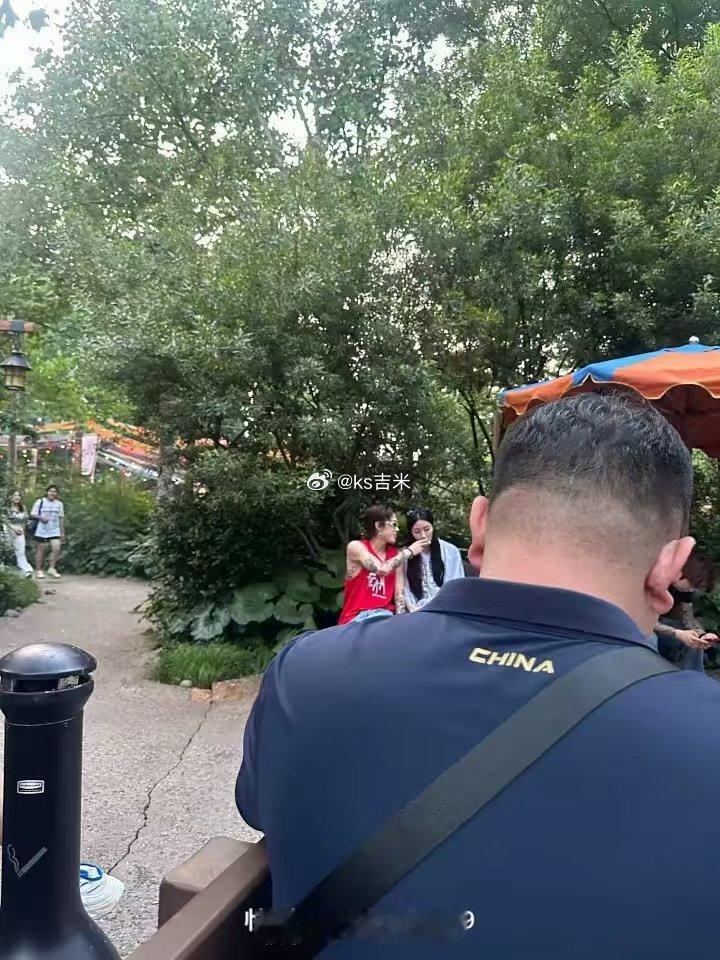 牌牌琦小伊伊官宣分手网红牌牌琦被网友拍到和一位女子举止亲密，牌牌琦贴心喂美女吃甜