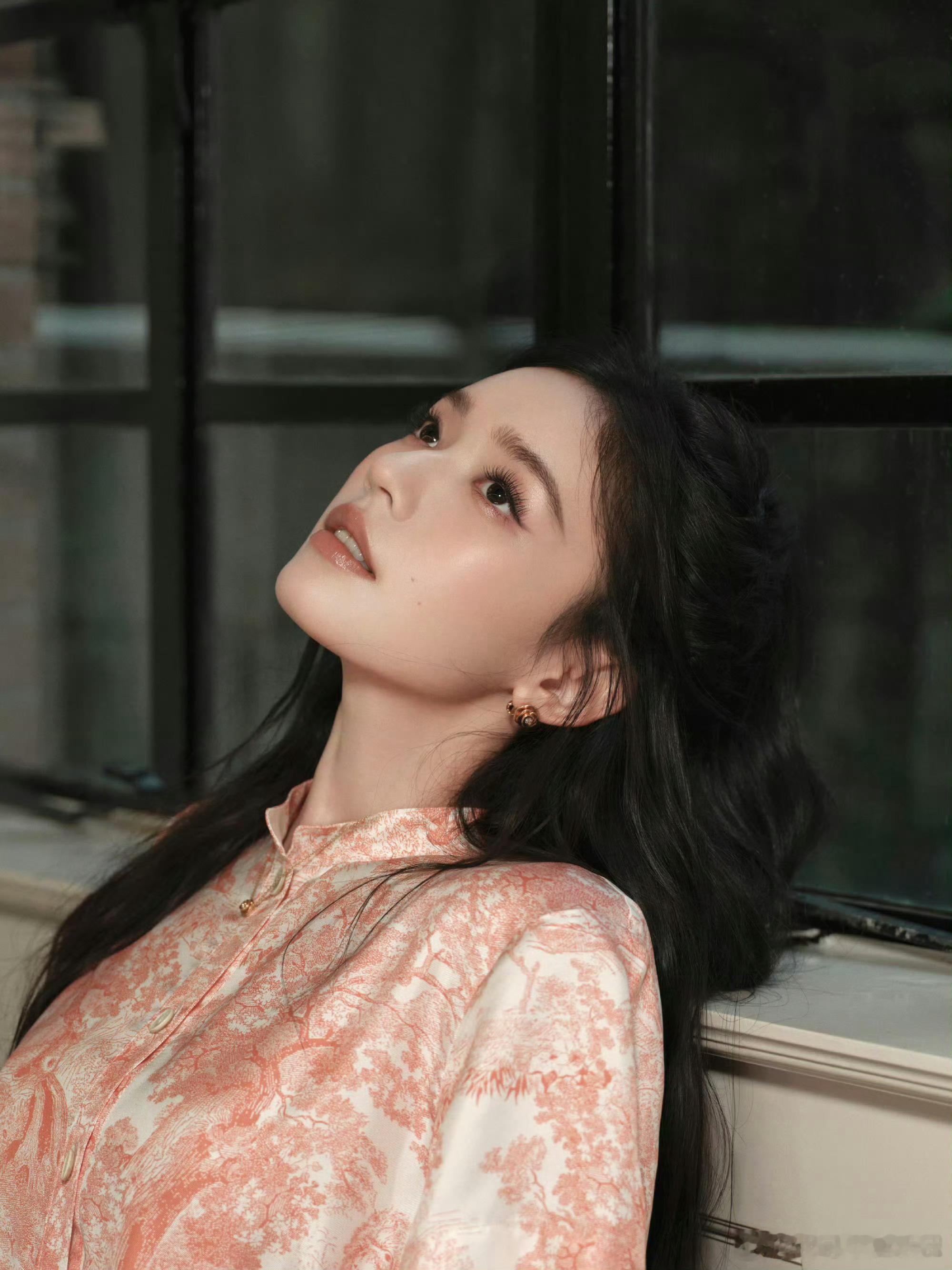 林允我那留洋归来的白月光我发现林允真是越来越美丽了啊，这次的这组造型真是美到我了