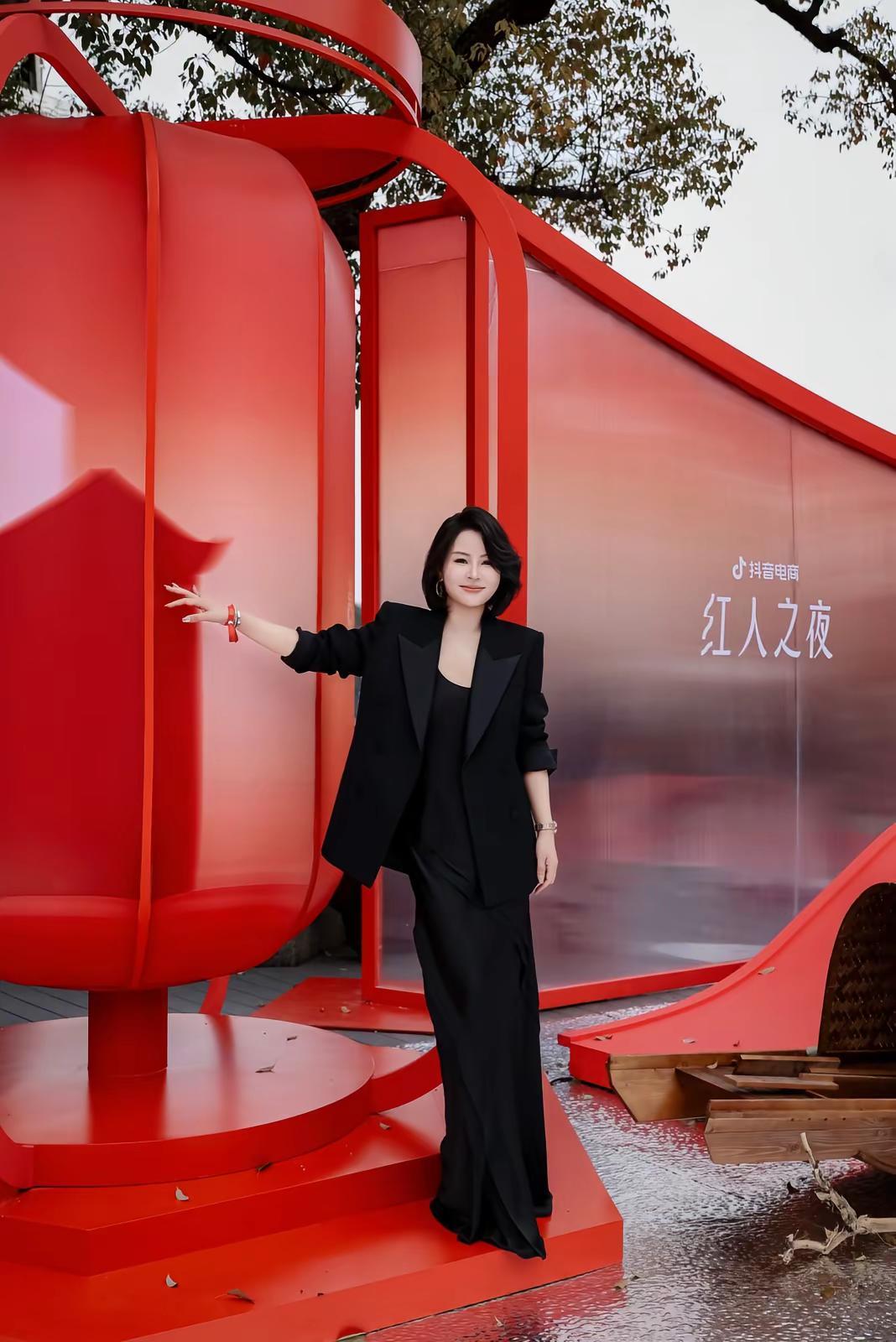 解锁红人西湖大秀阵容红人之夜神级走秀变装  电商红人之夜李大美高端羊绒工厂店