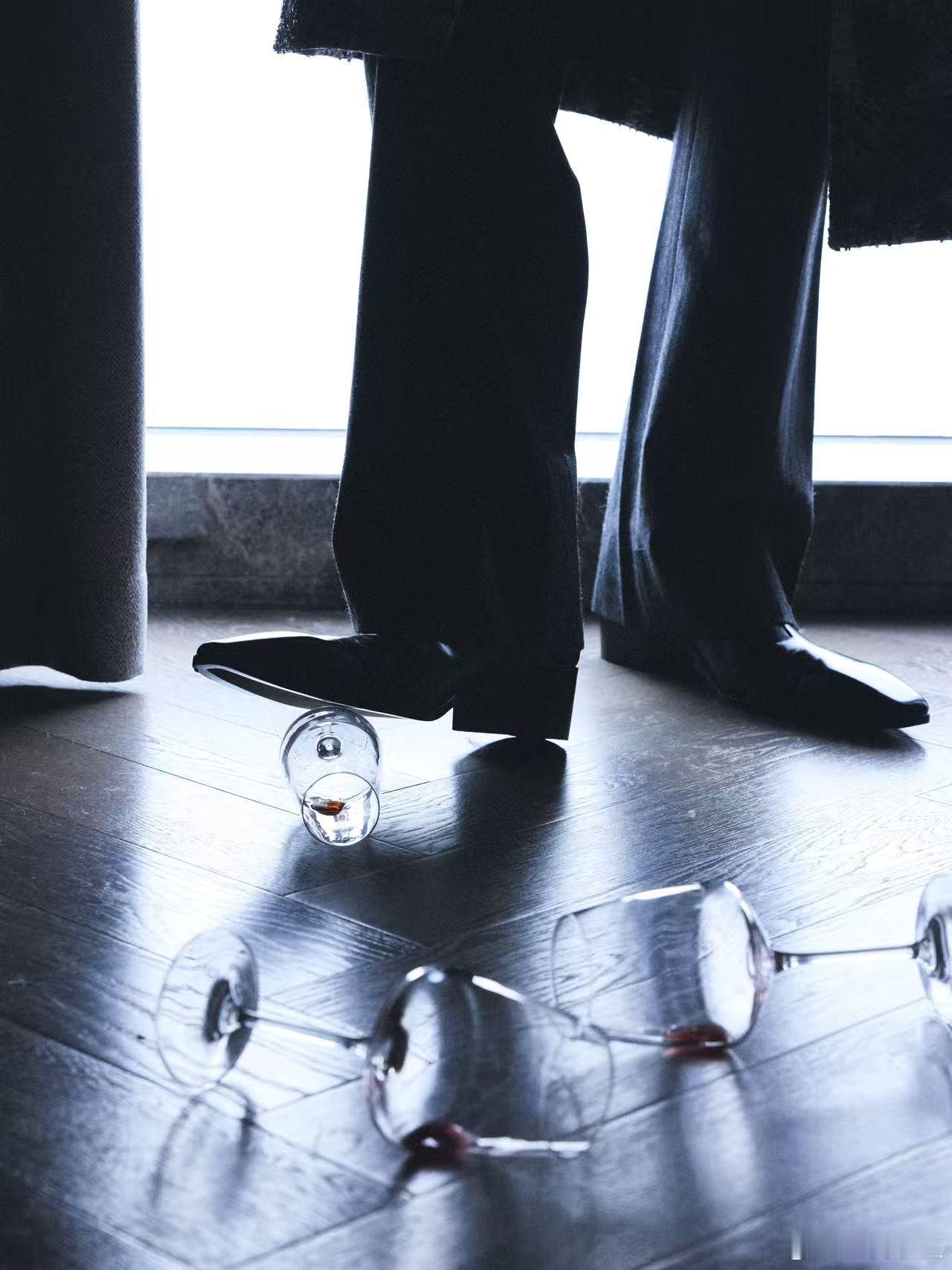 张凌赫张凌赫踩杯子踩到我心巴上 谁懂啊家人们！张凌赫踩杯子那个动作简直帅到犯规！