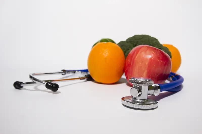 健康饮食需要遵循什么原则? 健康饮食得遵循几个原则。首先要食物多样，谷类为主。每