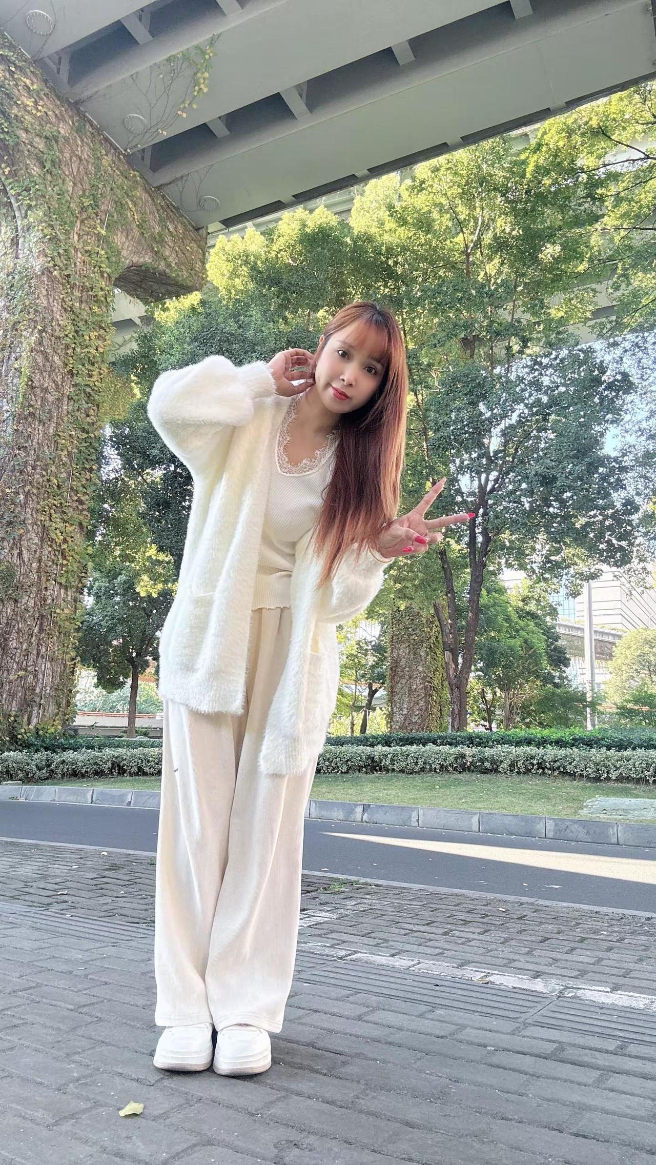 “一个不物质的女人，她才是最贵的女人，她想要的东西，反而一般男人给不起。她追求的