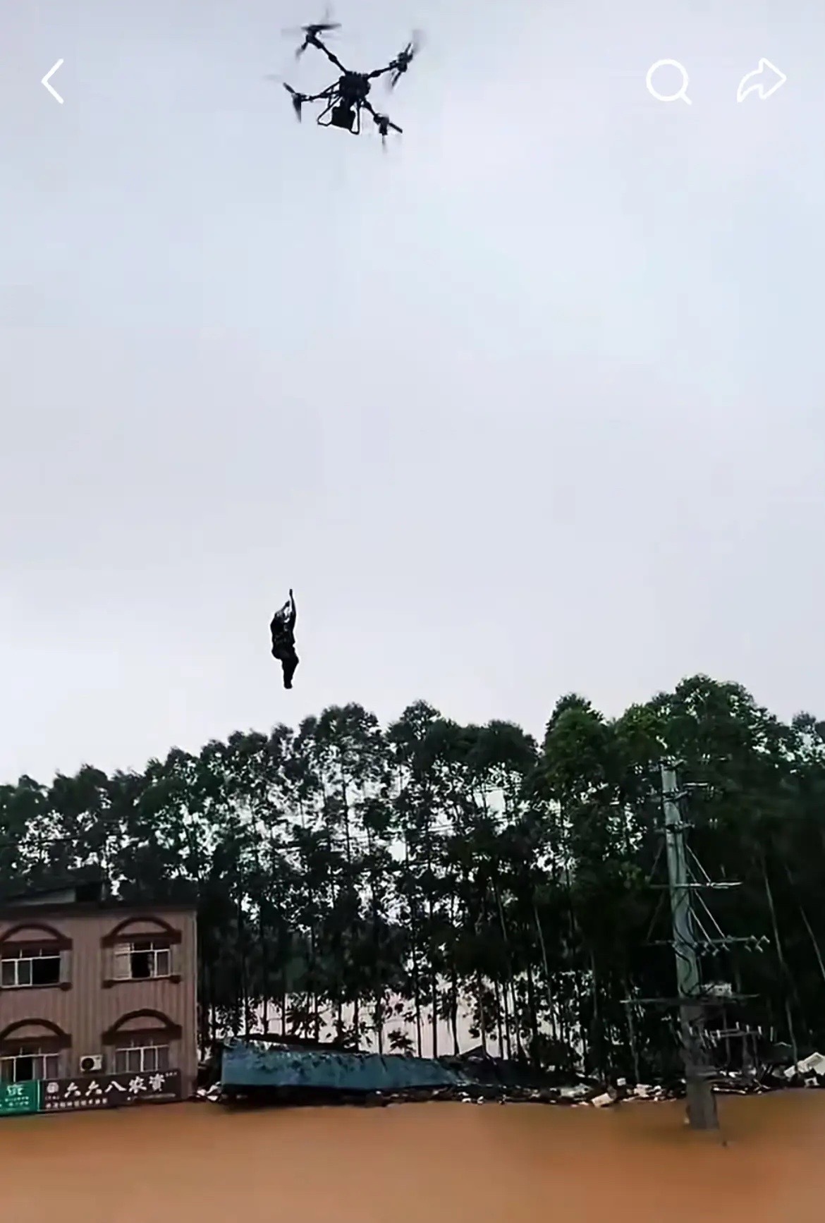 广西抗洪横州洪水最让人安心的画面来了。洪水围堵无路可走，无人机从天而降救人脱险。