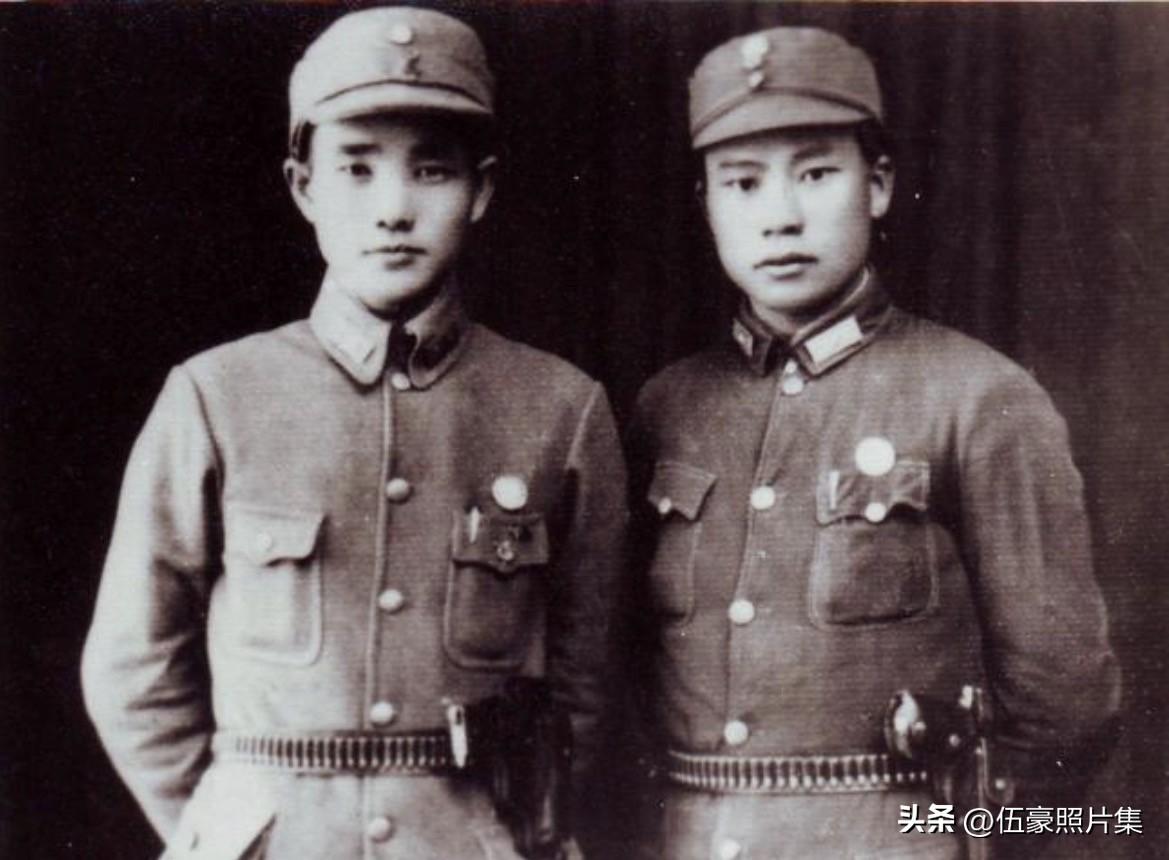 1940年1月3日，上饶，新四军驻赣办事处上校主任胡金魁（左）与周恩来副官、少校