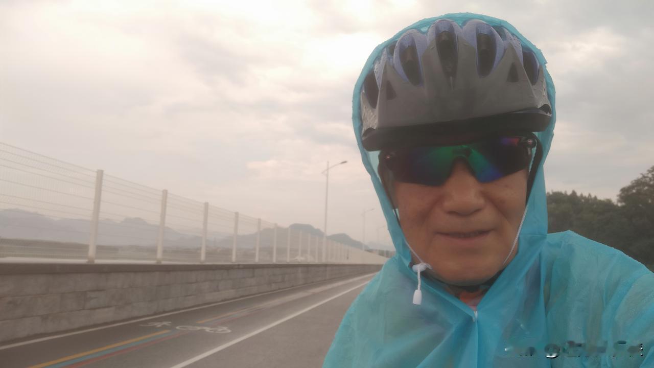 昨夜的风雨交加让今天的空气清洁干净，骑行了22km时开始下雨而且较大，赶紧穿上雨