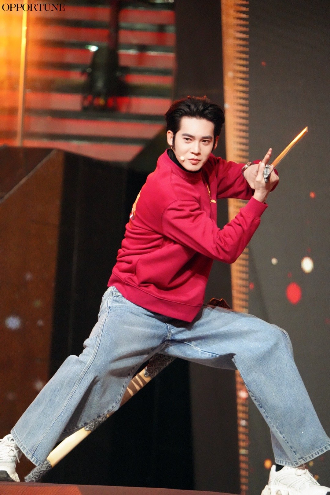 于适外面baby里面daddy 这反差感直接拉满！新春嘉年华上身《镖人》红卫衣，