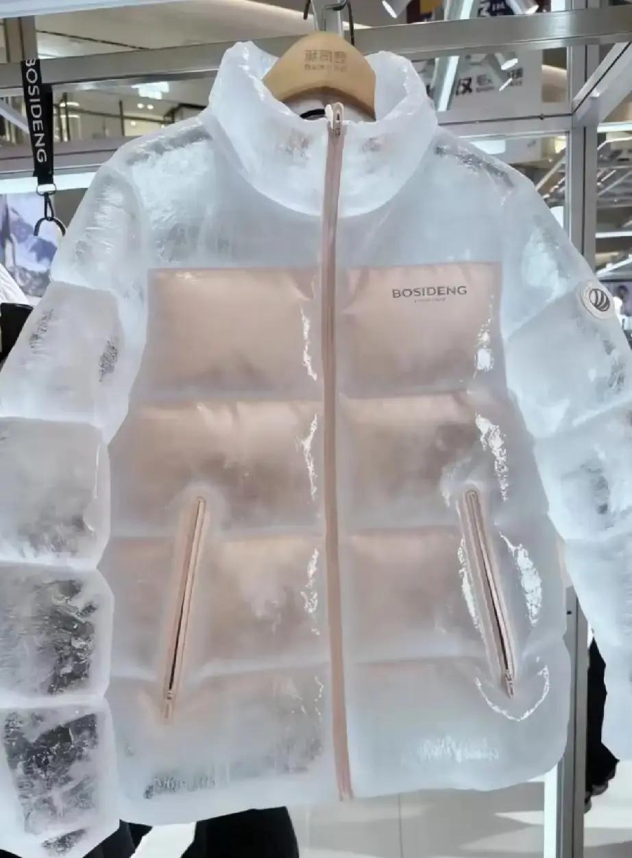 波司登那件粉色羽绒服刚火我就入手，结果穿第三天袖口就蹭上地铁扶手黑印，领口还沾了