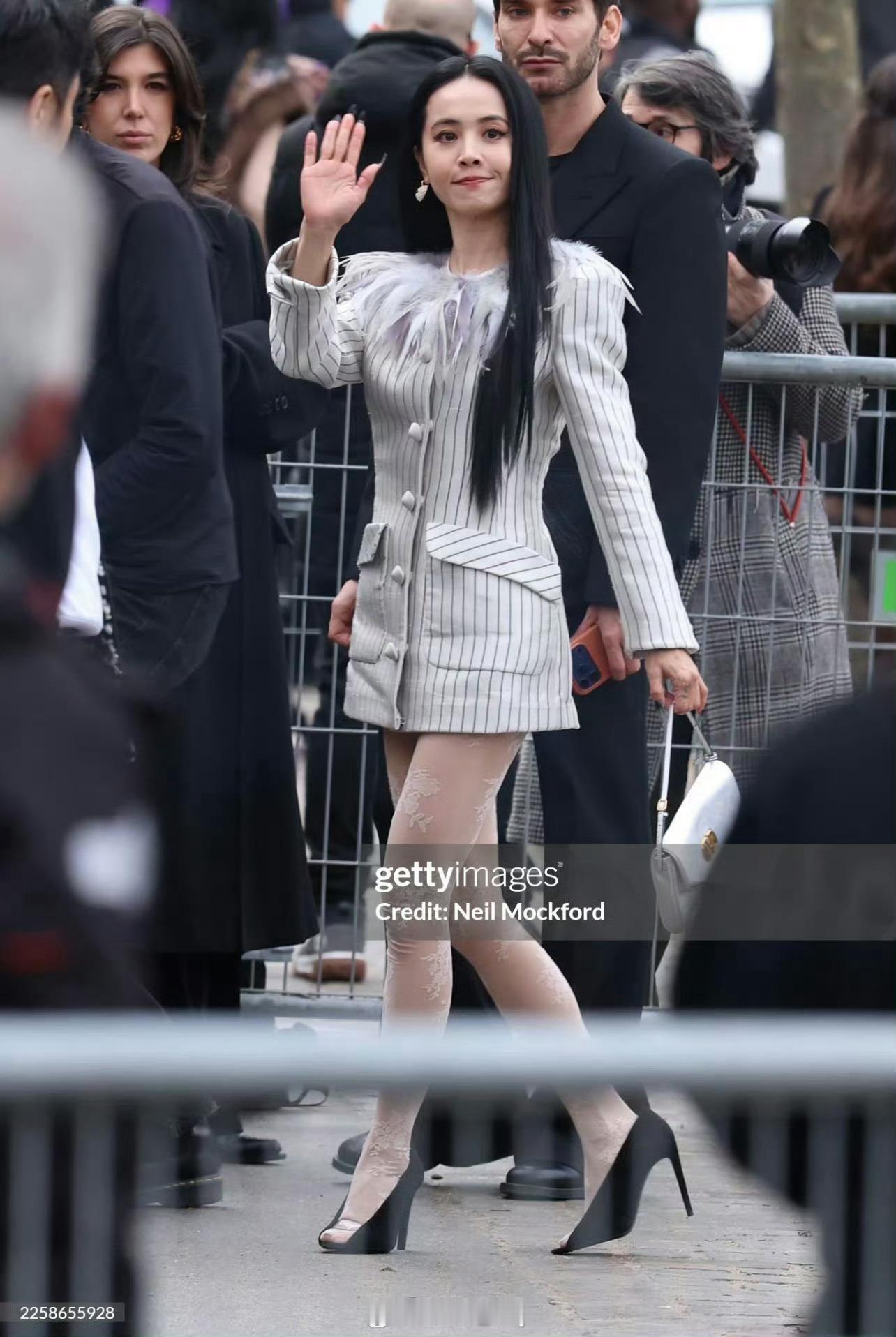 蔡依林亮相华伦天奴高定大秀原相机的神 