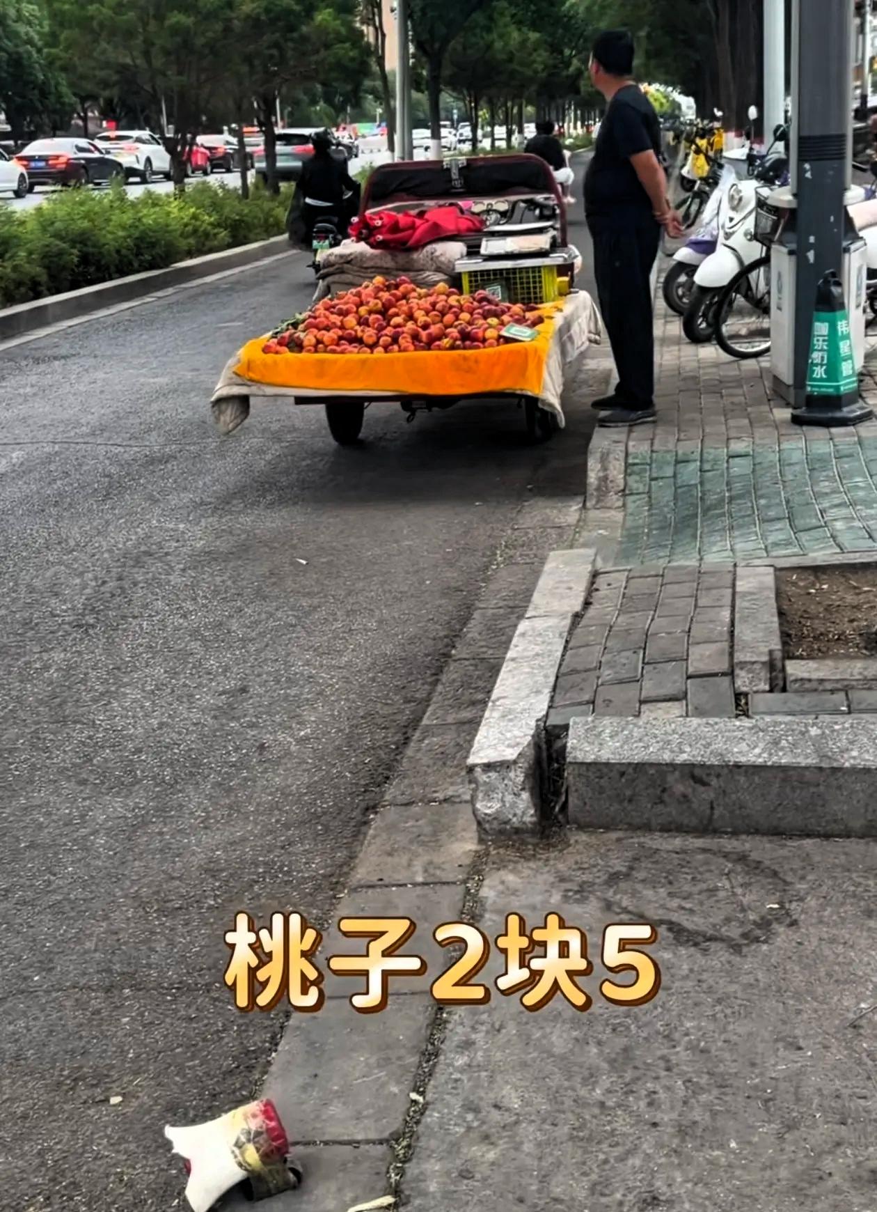 大爷喇叭循环放：“前面有交警，桃子两块五！”交警：“有时候我也很想报警！”

银