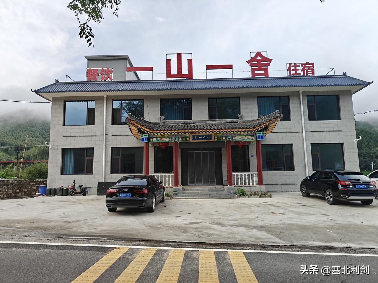 驼梁山西麓大暑天凉快的不行不行的，夜晚盖棉被子睡觉正好。驼梁山分南坨和北坨，南坨