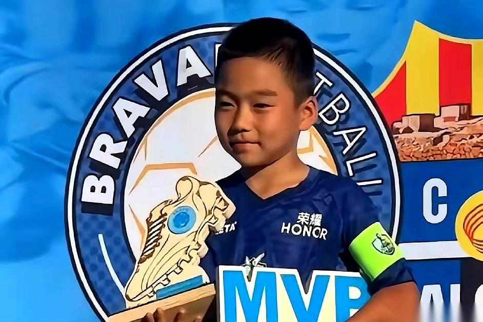一帮几岁的中国孩子，大老远飞到西班牙，把Brava杯的冠军奖杯硬生生捧了回来。半