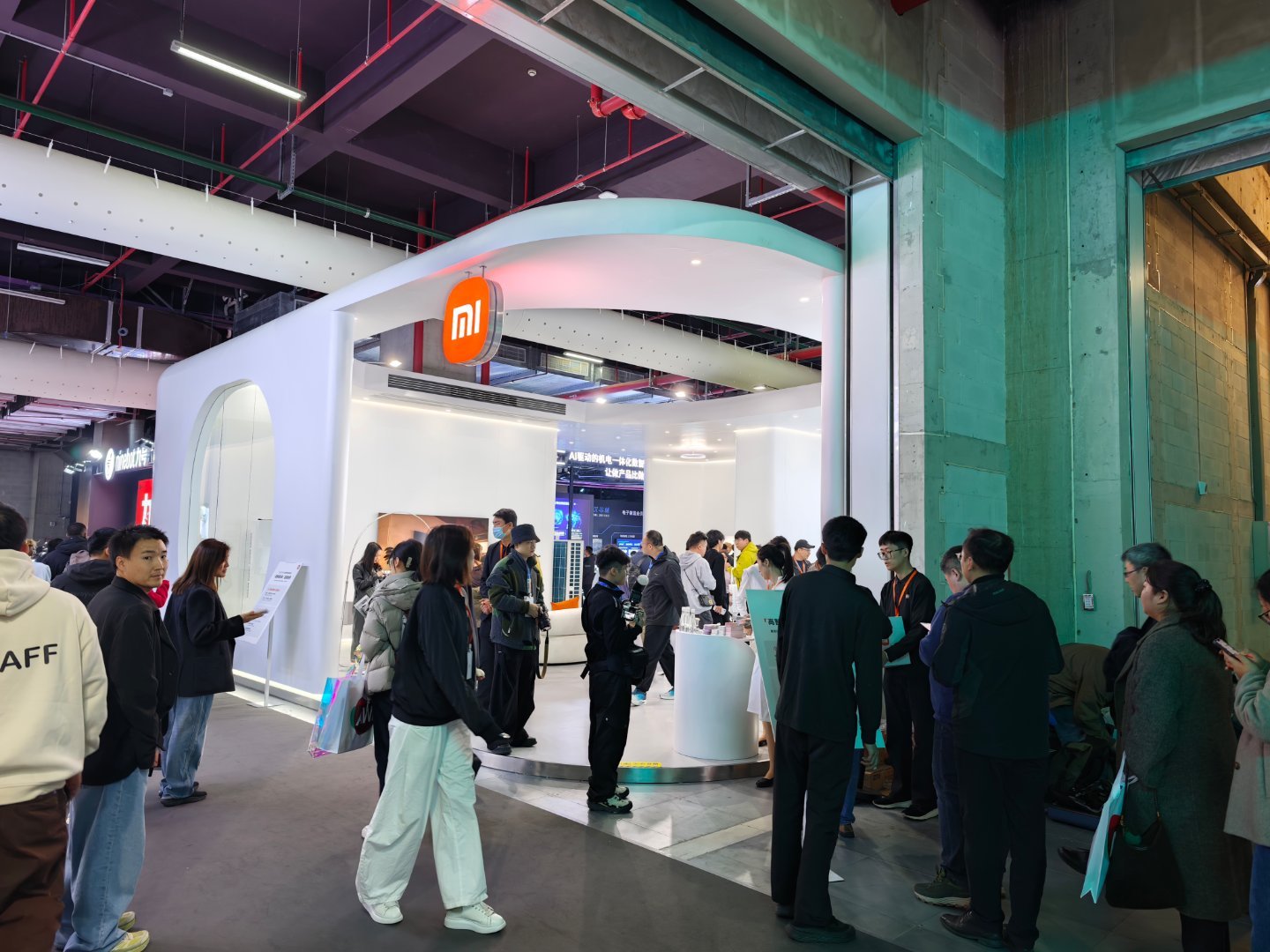 小米AWE 打卡，人好多 上海·东方枢纽国际商务合作区