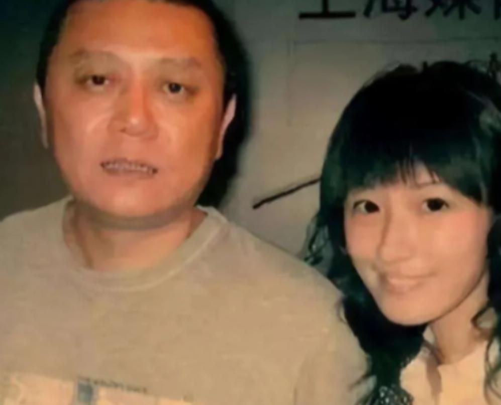 1994年，36岁的王朔与20岁的徐静蕾在家约会，俩人刚想亲密，王朔的妻子回来了