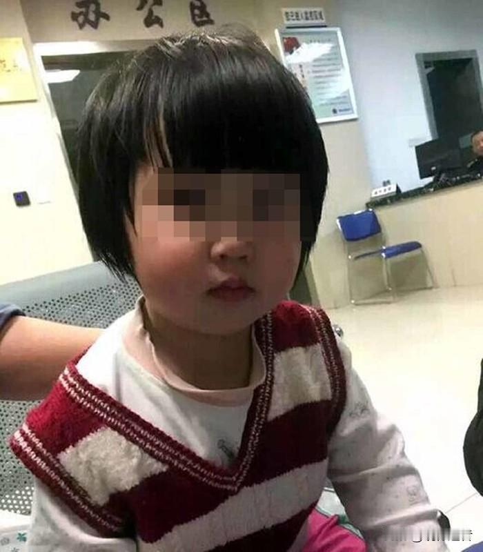 10月15日，辽宁一名4岁女童在自家地头失联。当地组织上千人，还出动了无人机一同